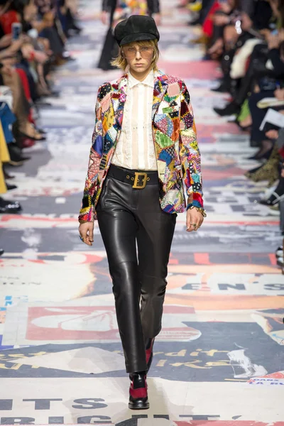 Look 18